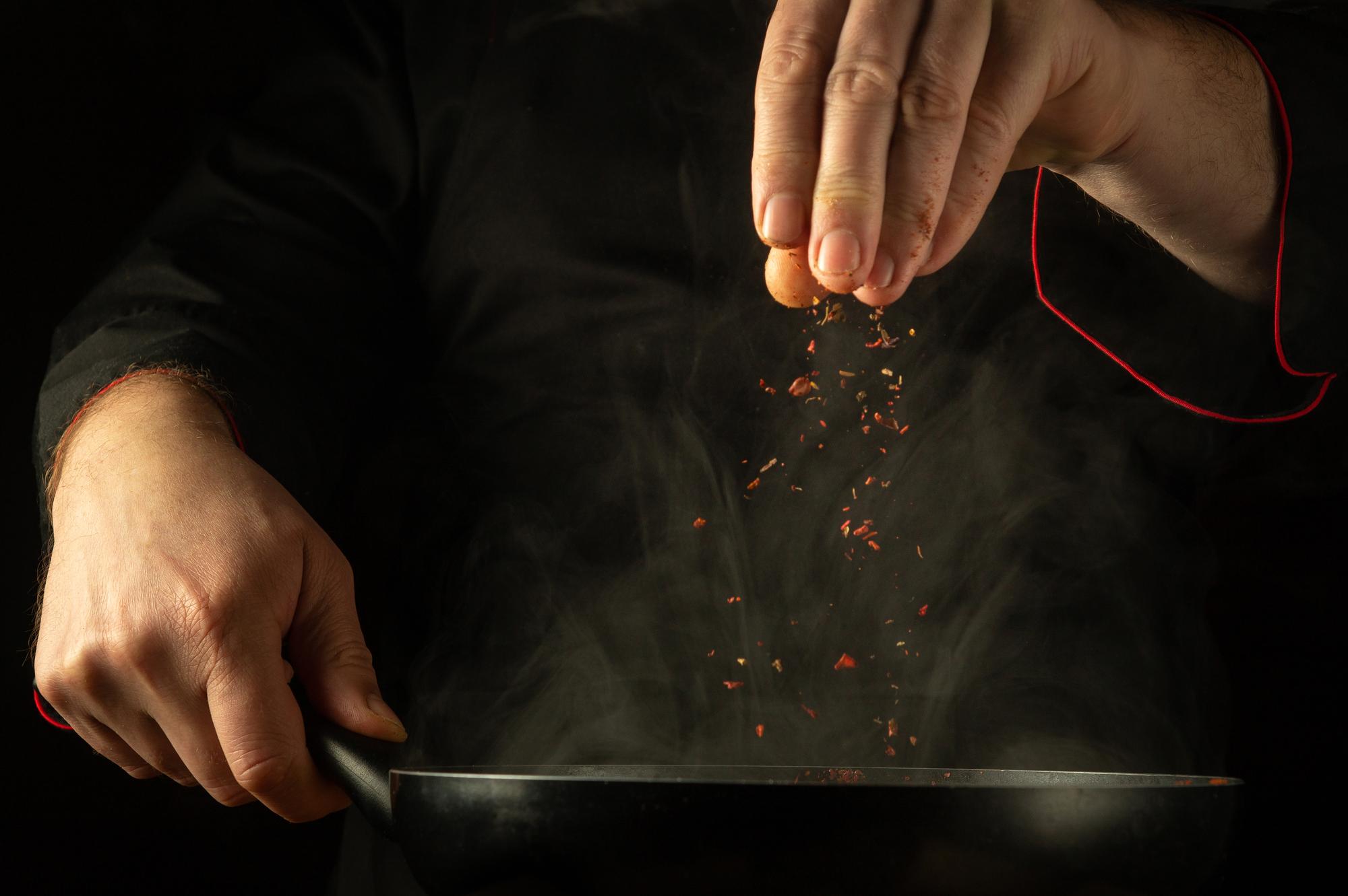Szef kuchni testuje szybkie przepisy przy świetle LED
