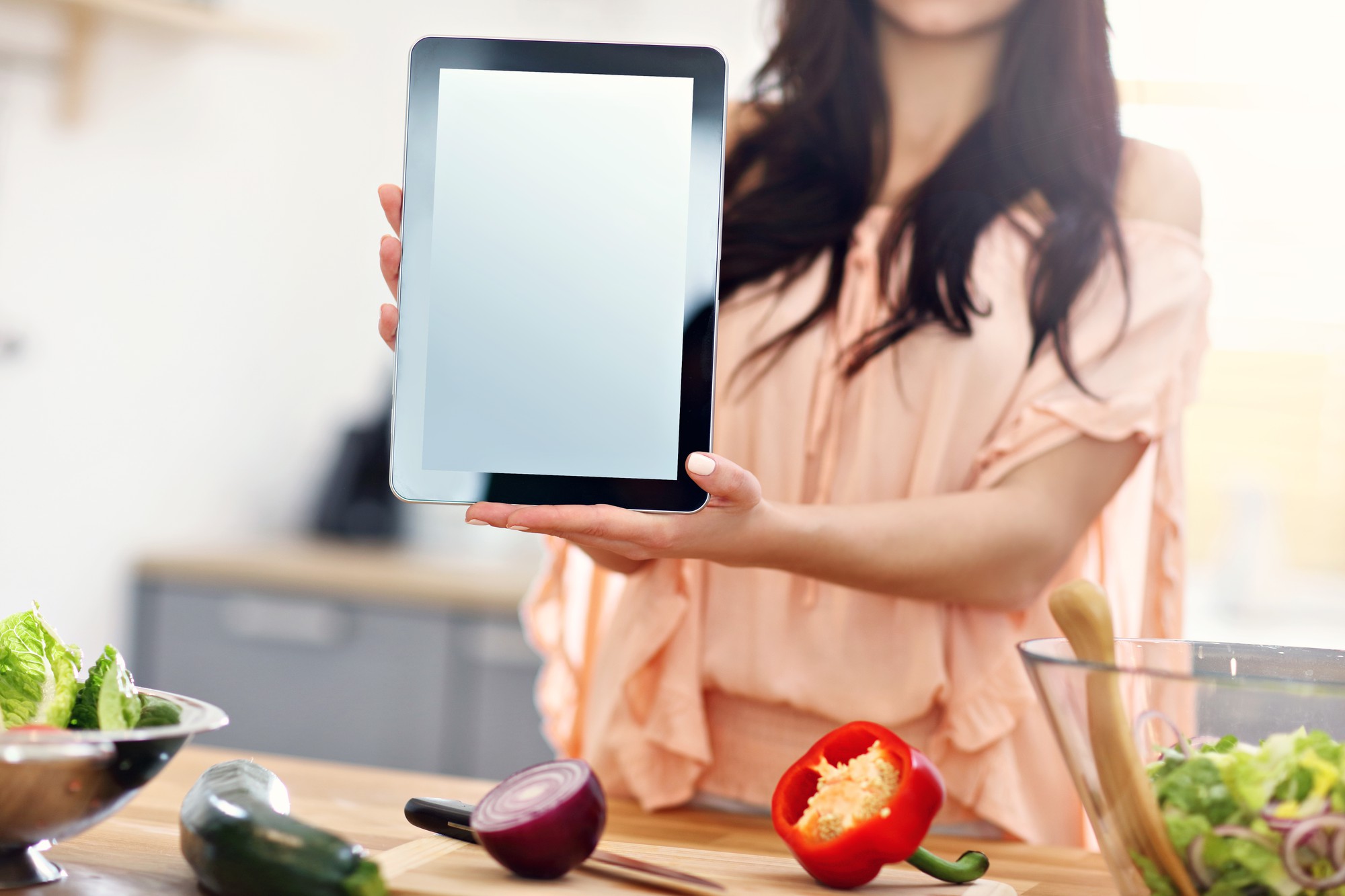 Osoba trzymająca tablet z aplikacją planu posiłków